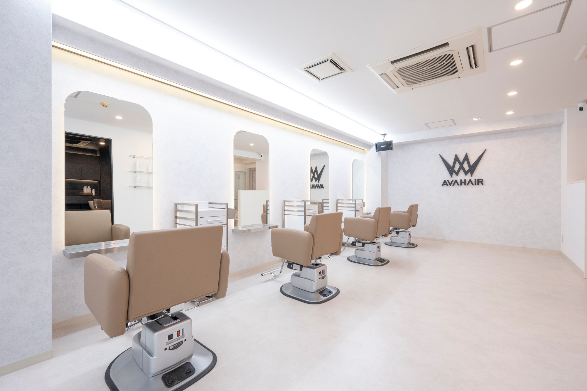 AVA HAIRの明るく清潔なサロン空間