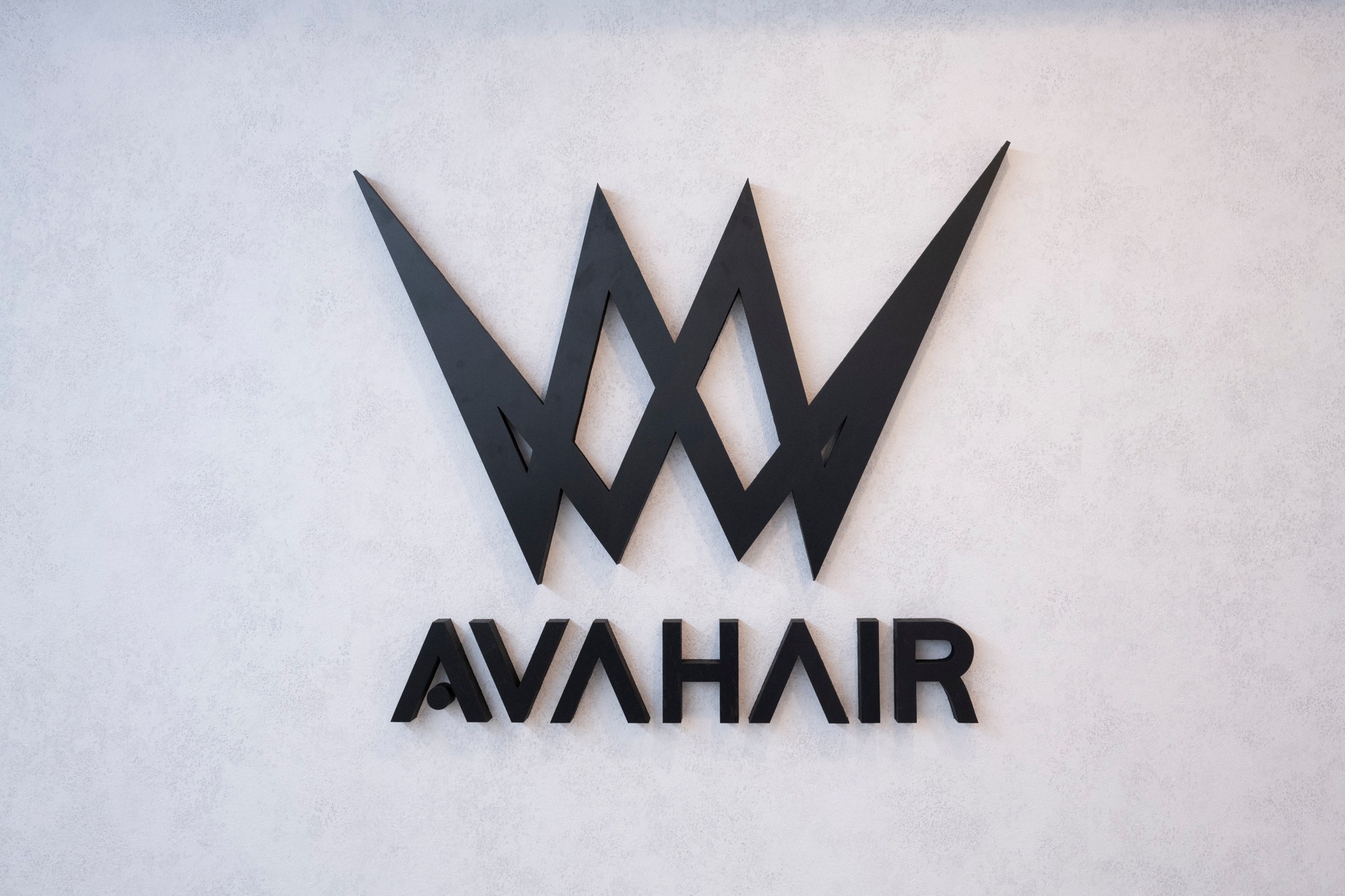 AVA HAIRのウォールロゴ
