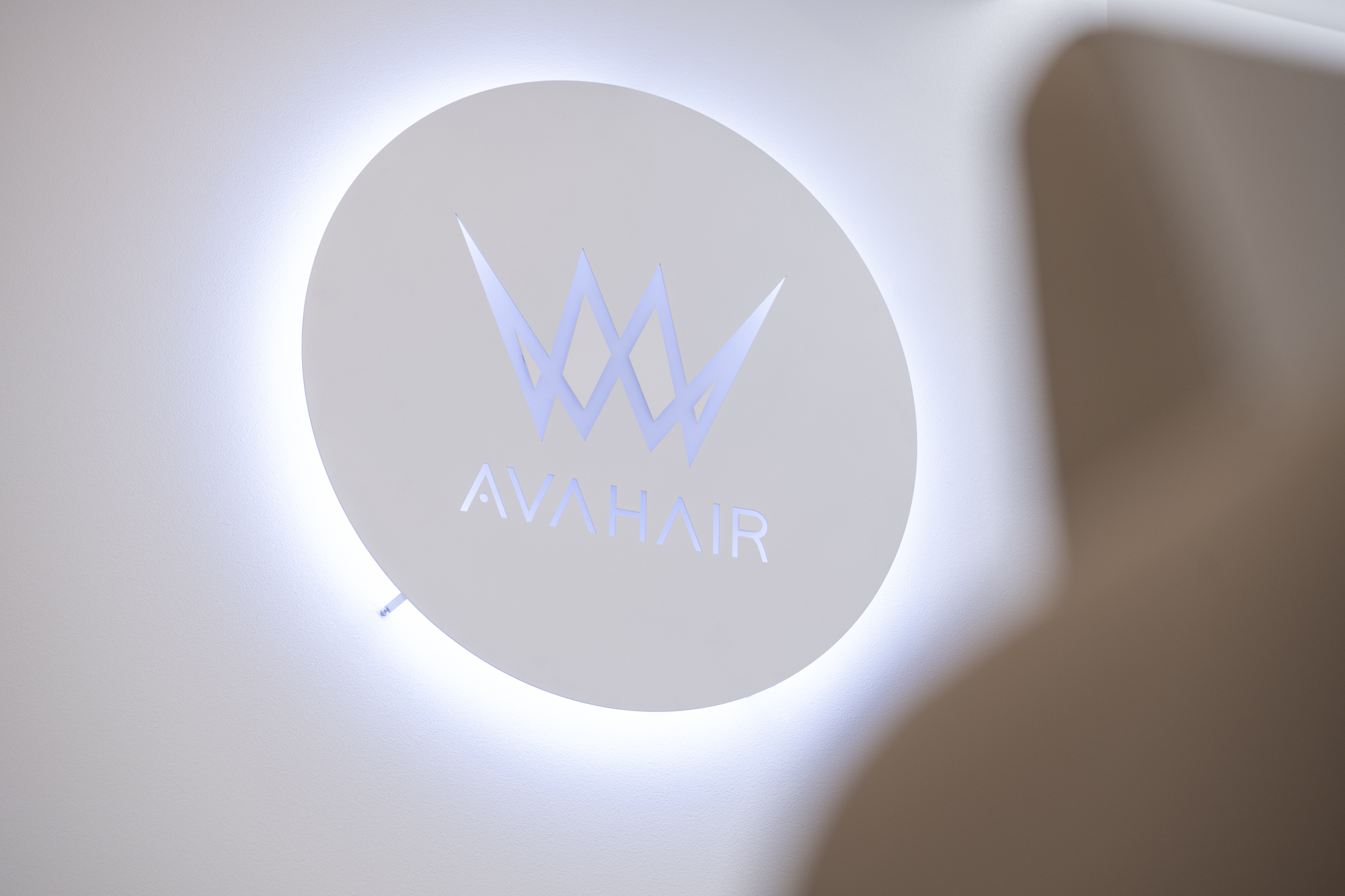 店内の円形AVA HAIRサイン