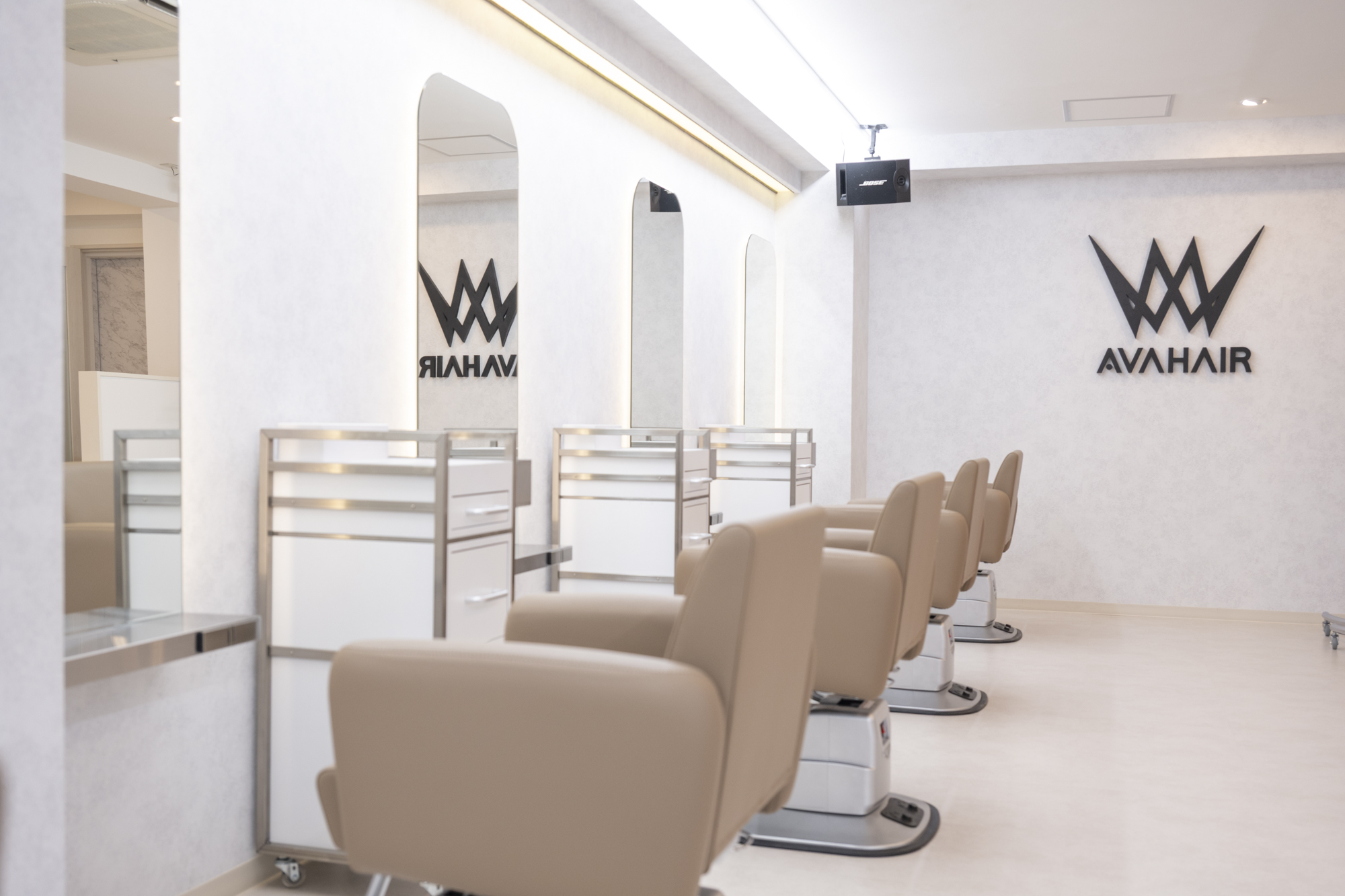 AVA HAIRロゴが見えるセット面