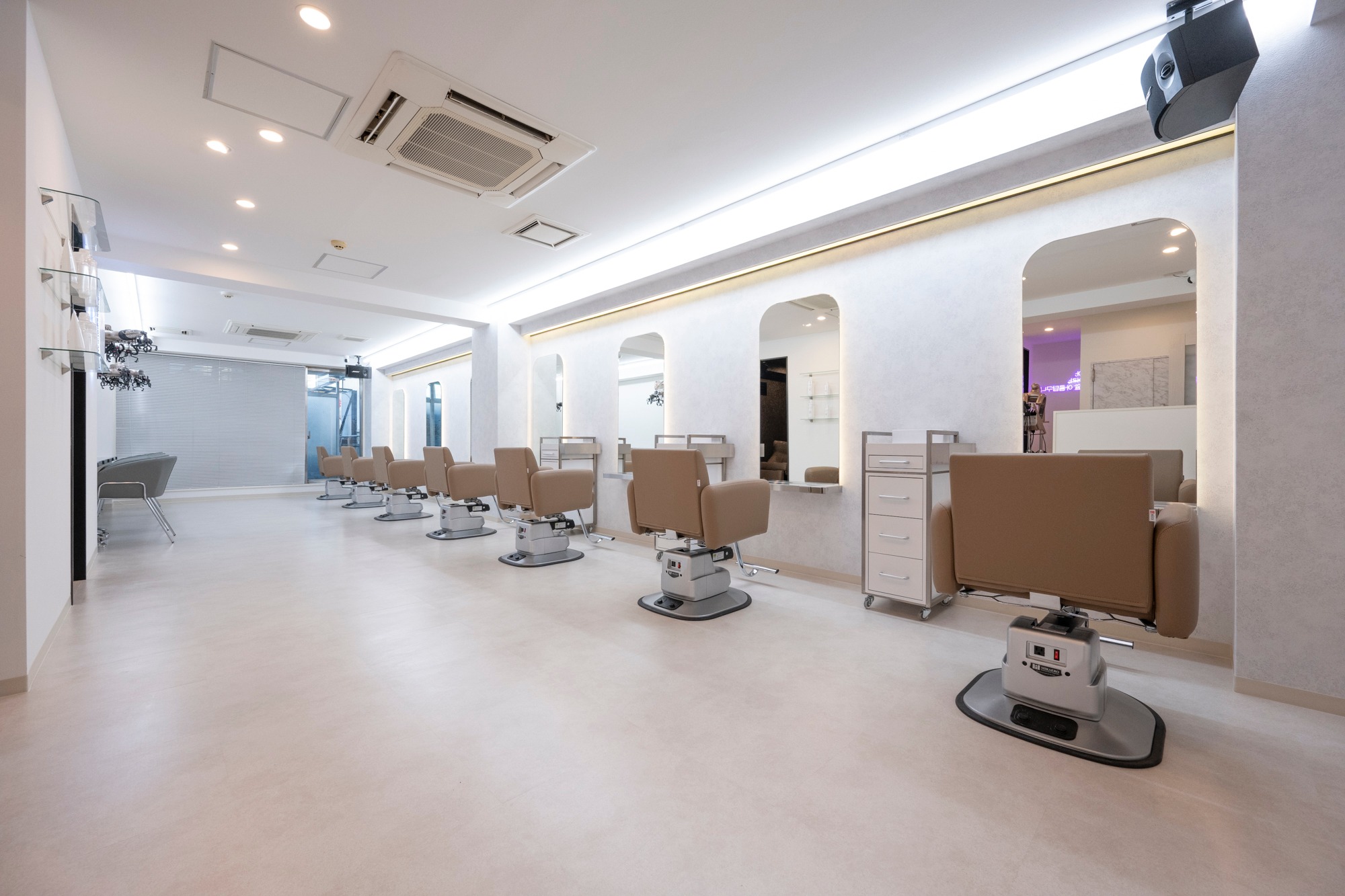 AVA HAIR 新大久保店の広々とした店内